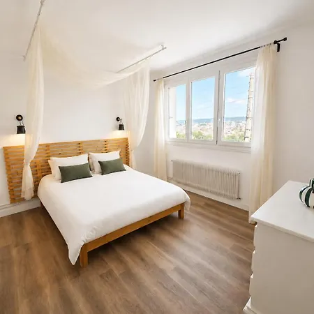 House For 8 People - 4 Bedrooms - - Parking