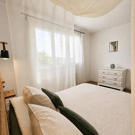 Villa House For 8 People - 4 Bedrooms - - Parking *